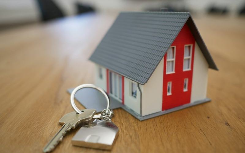 House model and keys on a table, illustrating a property discussion